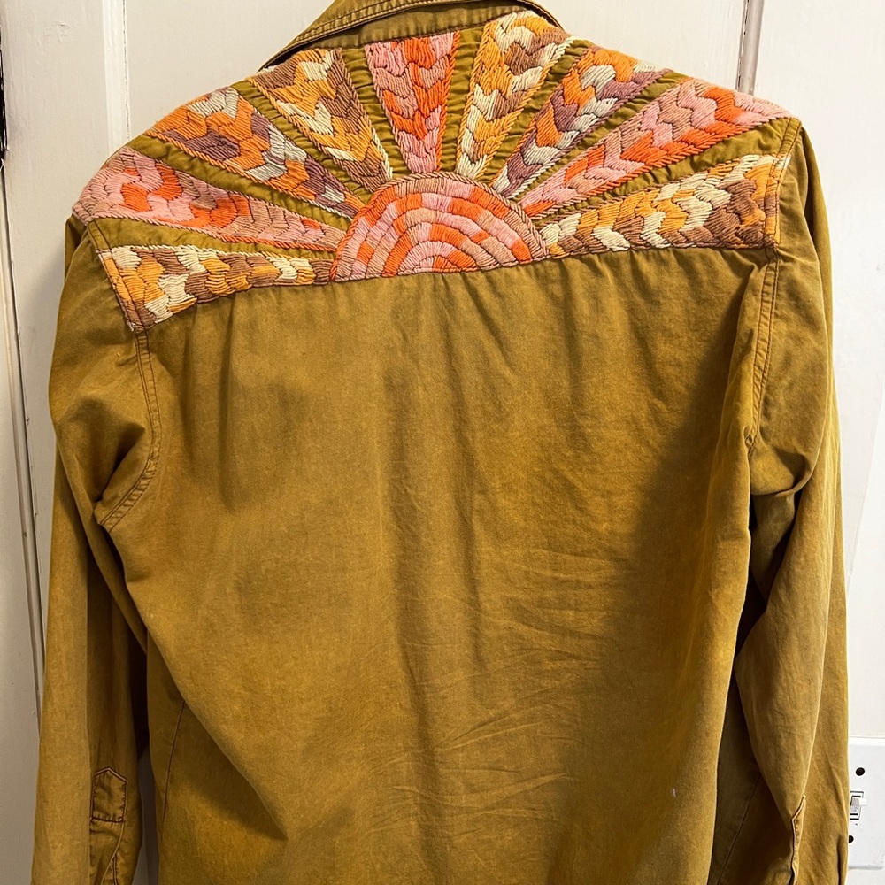 Waiting for the sun button embroidered shirt